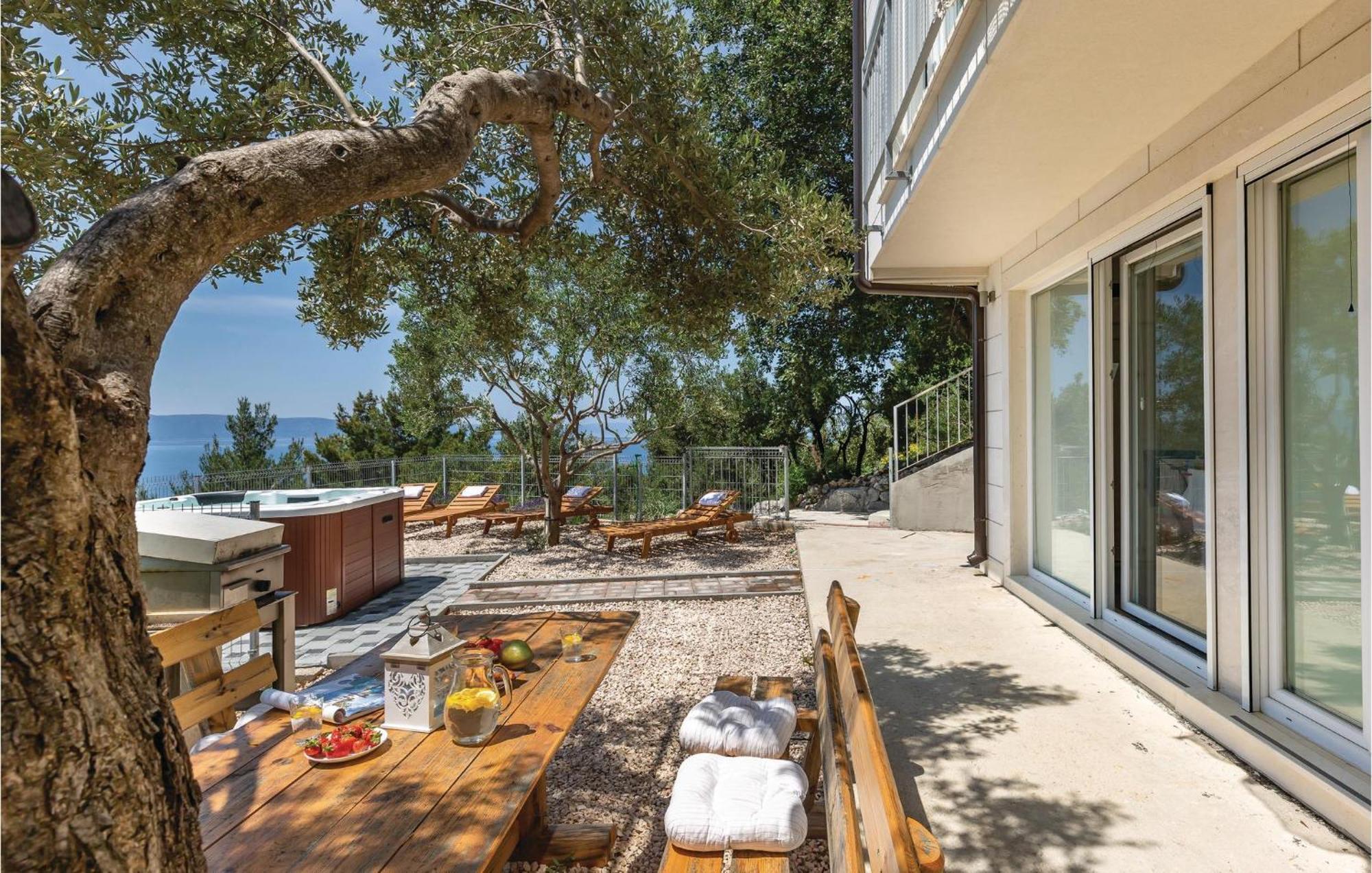 Gorgeous Home In Podgora With Jacuzzi Exteriér fotografie