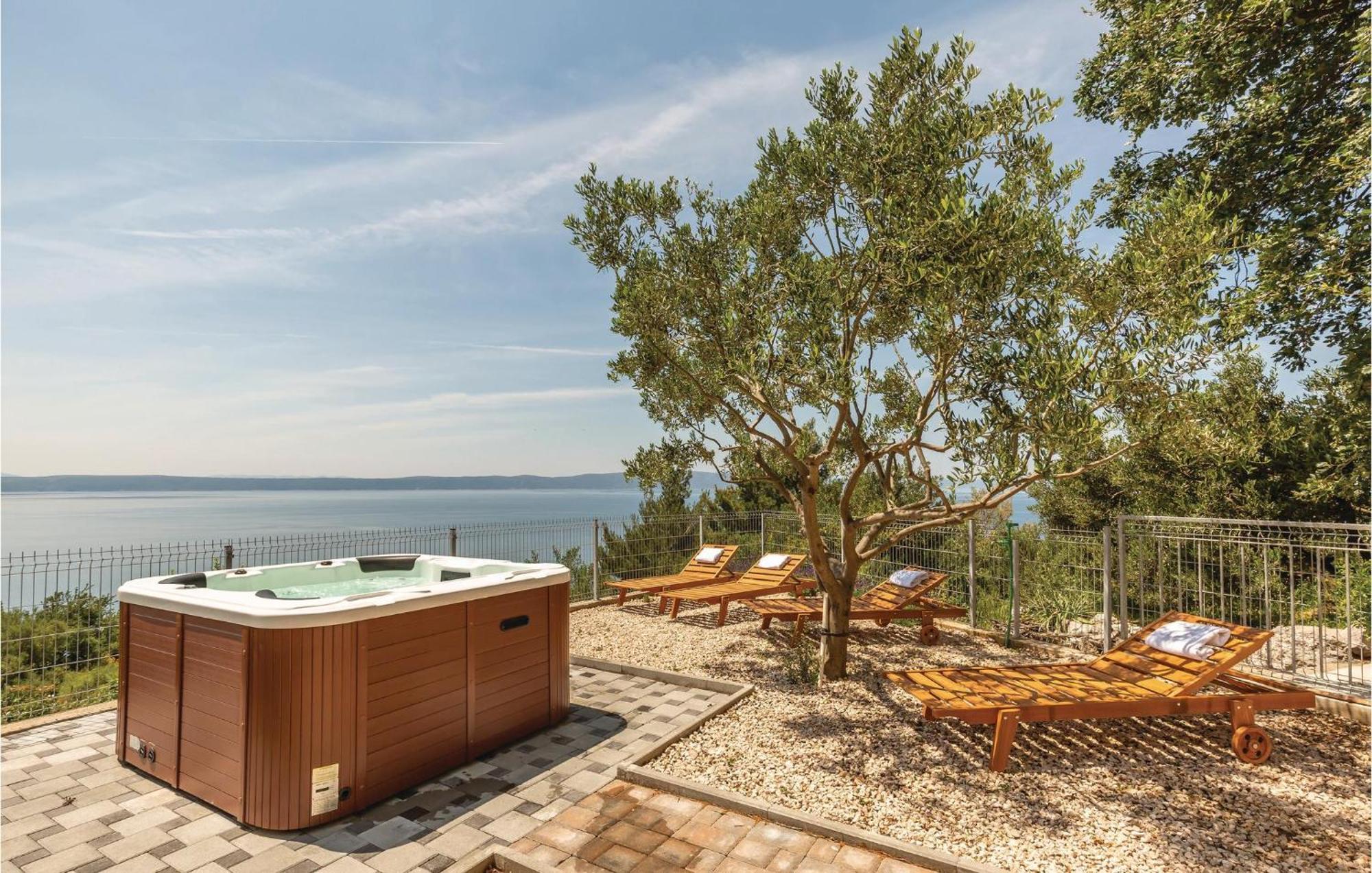 Gorgeous Home In Podgora With Jacuzzi Exteriér fotografie